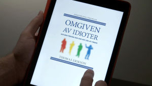 I Sverige har Thomas Eriksons böcker om DISA-personligheter både väckt stort intresse och kritiserats för att sakna vetenskaplig grund. Pärmen till Thomas Eriksons bok "Omgiven av idioter"