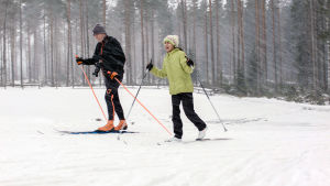 Suomeen saapunut kymmenvuotias palestiinalaistyttö Farah haltioituu lumesta, oppii hiihtämään, etsii ja löytää paikkansa maailmassa.