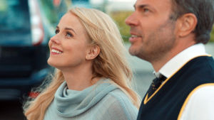 Love is in the air? Sofia (Helena af Sandeberg) och Robert (David Hellenius) träffas en paus på många år och känner sig unga igen. Tillsammans. Sofia och Robert tittar uppåt mot husen där de bodde som barn.