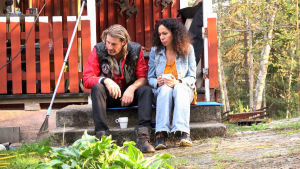 Anders har senare ångrat att han medverkade i dokumentären. Anders och Nahid sitter på stugtrappa och ser ledsna ut.
