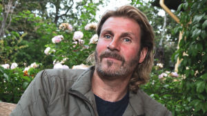 Anders är tennisproffs och kvinnotjusare. Anders Rosén i trädgård, porträttbild.