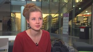 Emilia Hoving sitter vid Musikhusets bibliotek.