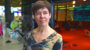 Johanna Almark-Mannila jobbar som frilansmusiker. Johanna Almark-Mannila i ett bibliotek.