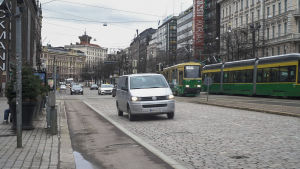 Trängselavgifternas syfte är att minska på privatbilismen i huvudstadsregionen. I flera av HRT:s modeller är det allra dyrast att köra i Helsingfors centrum. Bilsättningsbild. Bilar kör på Mannerheimvägen i Helsingfors.