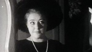 Oopperalaulaja Maaria Eira sovittaa hattua peilin ääressä.