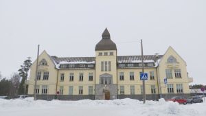 Malmska sjukhuset i Jakobstad hör till de sjukhus som bara får ha operationer med lokalbedövning. Malmska sjukhusets karaktärbyggnad i Jakobstad