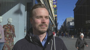 Joonas Leppänen (Vf) ser det som naturligt att det finns flera kandidater med invandrarbakgrund i de stora städerna än i övriga landet. Joonas Leppänen, partisekreterare för Vänsterförbundet