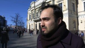 De grönas Ozan Yanar kom till Finland från Turkiet. Ozan Yanar, riksdagsledamot för De gröna, står utanför Gamla studenthuset i Helsingfors.