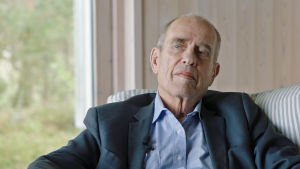 Jörn Donners devis är "jag skriver, alltså finns jag till". Jörn Donner flippad bild