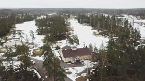 Eke Golf i mars 2019. Ett gult hus som är Eke Golfs klubbhus i Gamelboda.