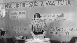 Pyykinpesua marttojen toimintaa esittelevässä elokuvassa 1941.