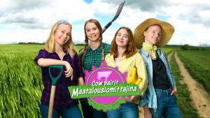Neljä nuorta naista maataloustyöntekijöinä, taustalla viljapelto.