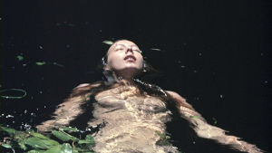 Jenny Agutter. Nuori nainen kelluu alasti vedessä. Kuva elokuvasta Walkabout.