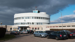 Terminalbyggnaden på Malms flygplats är från år 1938. Den är planerad av Dag Englund och Vera Rosendahl. Bilar utanför Malms flygplats terminalbyggnad.