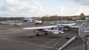 Timo Hyvönen hoppas på att kommunalvalet ska fungera som ett språkrör för Malms flygplats. Flygplan på Malms flygplats på en klar dag.