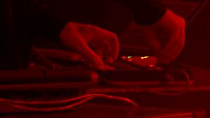 Venäjällä on kielletty useiden hiphop- ja rapyhtyeiden konsertteja. Yksityiskohta käsistä ja syntetisaattorista venäläisen Ic3peak-yhteen konsertissa