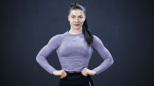 Pernilla Böckerman tekee lihasvoimaharjoittelua viisi kertaa viikossa valmistautuessaan bikini fitness -kisoihin. Fitness-urheilija Pernilla Böckerman poseeraa kameralle tummaa taustaa vasten.