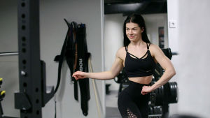 Fitness-urheilija Pernilla Böckerman harjoitteluu poseeraamista kuntosalilla.