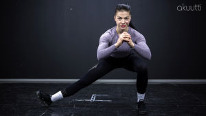 Fitness-urheilija Pernilla Böckerman venyttelee valokuvausstudiossa.