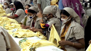 Naiset tekevät paitoja tehtaassa Bangladeshissa.
