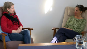 Veronica deltog i Barnavårdsföreningens referensstödgrupp i våras. Veronica Solje och Maria Pörtfors sitter i fotöljer och diskuterar.