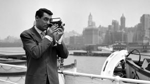Cary Grant kuvaa kaitafilmikameralla