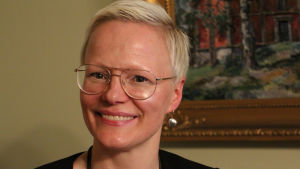 Tutkija Niina Hämäläinen Suomalaisen kirjallisuuden seurasta. Niina Hämäläinen SKS:sta katsoo kameraan.