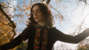 Lily Collins spelar rollen som Edith och som kuriosa kan det nämnas att hon är dotter till musikern Phil Collins. Edith Bratt (Lily Collins) dansar ute i naturen.