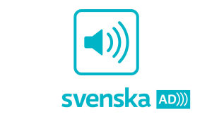Symbolen berättar att syntolkning finns att tillgå för programmet. En högtalare med tre streck som symboliserar ljudsignaler inne i en turkos fyrkant med rundade hörn. Under fyrkanten ordet Suomi i turkost. Bredvid bokstäverna AD och tre streck som symboliserar ljudsignaler i vitt på turkost botten.