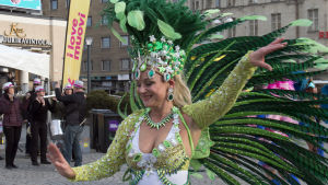 Samba-tanssija Tampereen keskustorilla.
