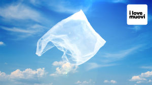muovipussi lentää sinisellä taivaalla
