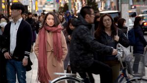 Shiori Ito seisoo kadulla.