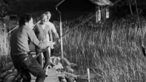 Jarl Lindblad, Marina Motaleff och Lars Hjelt fiskar upp sina nerkylda öl, "det enda som snart klarar sig i sjön". unga fiskar