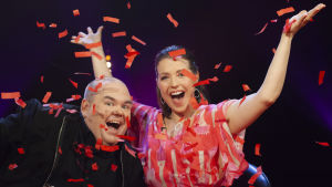 Programledarna Johan Lindroos och Eva Frantz i konfettiregn