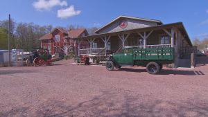 Välkommen in! Geta Nostalgi och motormuseum från utsidan, en grön lastbil framför