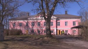 Den stora huvudbyggnaden har Tuulikki renoverat sedan hon kom hit år 1989. Den ljusröda herrgården Korpo gård i nyantik stil