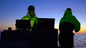 Området där vraket kan finnas har med dator kunnat begränsas till en mindre yta. Två män på nattlig båtfärd letar med scanner efter det försvunna skeppet Irma.