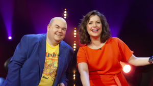 Programledarna Johan Lindroos och Eva Frantz