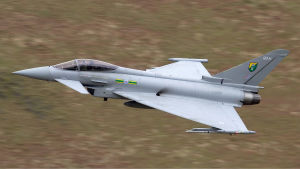 Eurofighter Typhoon Eurofighter Typhoon -hävittäjä lentää maaston yläpuolella.