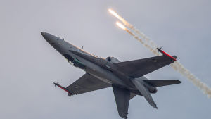 Hornet F/A-18 Suomen ilmavoimien Hornet F/A-18 -hävittäjä lentää.