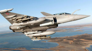 Rafalen aseistus. Ranskalaisen Rafale-hävittäjä lentää, jolloin näkyy sen aseistus.
