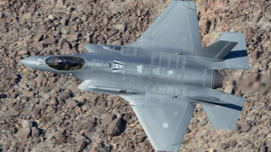 Hävittäjä F-35 lentää matalalla Mojaven autiomaassa Kaliforniassa. Hävittäjä F-35 lentää matalalla Mojaven autiomaassa Kaliforniassa.