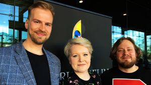 Suomalaiset osanottajat baritoni Henri Tikkanen (vas), sopraano Virva Puumala ja bassobaritoni Jussi Juola tyytyväisinä arvonnan jälkeen: "Lauloit alussa, keskellä tai lopussa, ihan sama. Kaikki kilpailujärjestykset ovat hyviä järjestyksiä." Mirjam Helin -laulukilpailun suomalaiset osanottajat 2019.