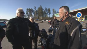 Rod Hurmerinta (till vänster) har en Kawasaki som han tycker är en pappacykel. Två medelålders män står vid en motorcykel, i bakgrunden en medelålders dam.