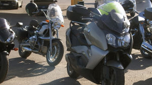 Queen's Town Bikers i Lovisa träffas en gång i veckan. Ett flertal parkerade motorcyklar