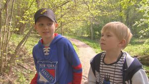 André Henriksson och Valter Harkke. Fågelskådande barn från Cygnaeus skola i Åbo.