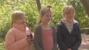 Från vänster: Amanda Kemppainen, Vilma Varjonen och Lilli Nurmi. Fågelskådande barn från Cygnaeus skola i Åbo