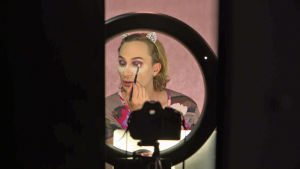 Candy Crash julkaisee meikkausneuvoja YouTubessa Drag Queen Candy Crash kuvaa meikkausaiheista YouTube-videota ohjelmassa 24 tuntia Euroopassa
