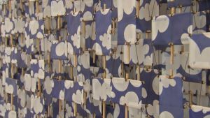 Hashimotos konstverk ligger i gränslandet mellan bild och skulptur. Mosaik-konstverk av Jacob Hashimoto.