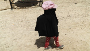 Barn måste skyddas från hetta, sol och damm i lägret Barn måste skyddas från hetta, sol och damm i flyktingläger i Syrien